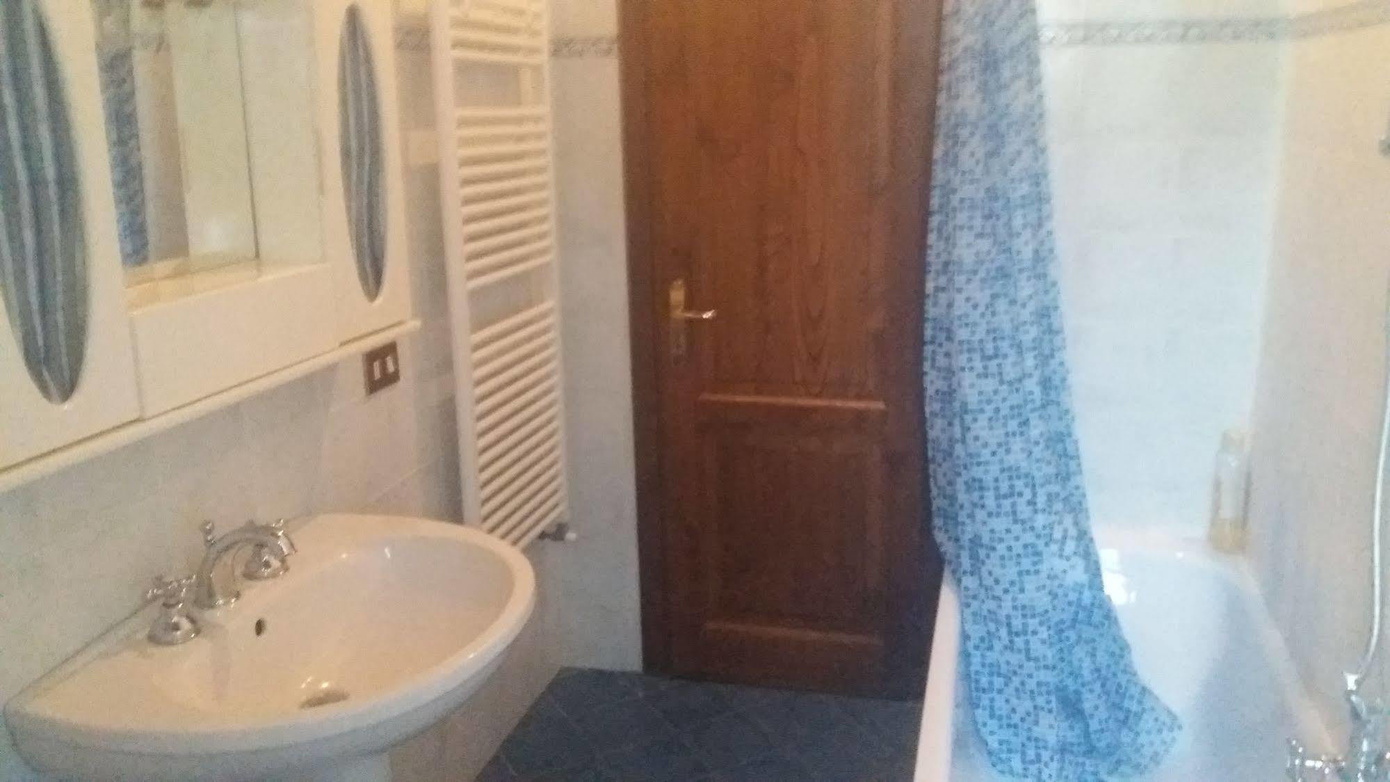 Azzurre Beb Bed & Breakfast Laterina Bagian luar foto