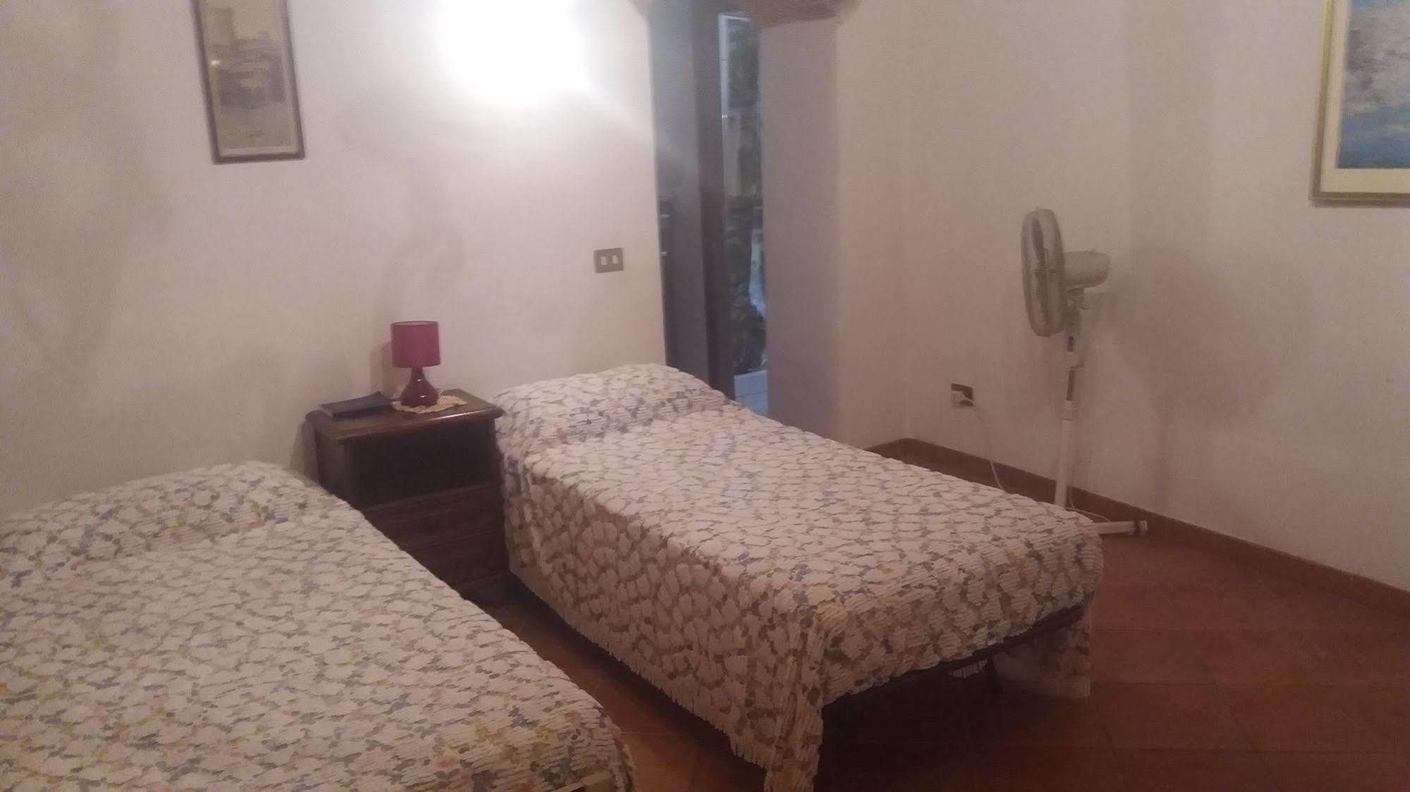 Azzurre Beb Bed & Breakfast Laterina Bagian luar foto