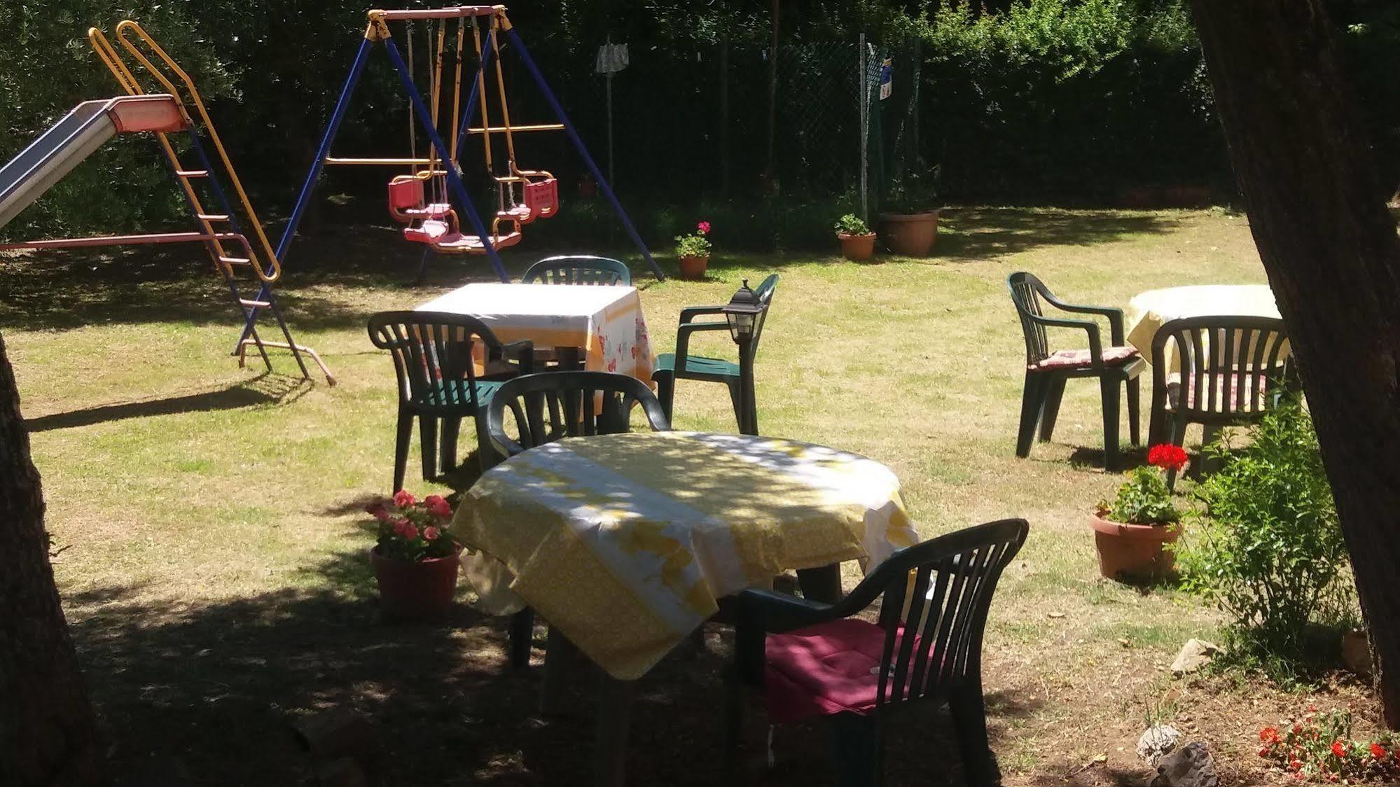 Azzurre Beb Bed & Breakfast Laterina Bagian luar foto